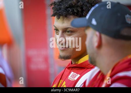 12 février 2023, Phoenix, Arizona : le quarterback des Chiefs de Kansas City Patrick Mahomes est assis sur le banc avant le coup d'envoi du Super Bowl LVII entre les Chiefs et les Eagles de Philadelphie le dimanche 12 février 2023, au State Farm Stadium de Glendale, Arizona. (Crédit image : © Tammy Ljungblad/The Kansas City Star via ZUMA Press Wire) Banque D'Images