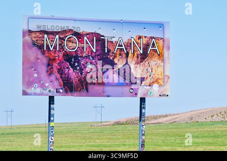 Le point de repère de l'autoroute Welcome to Montana dans la campagne rurale d'Alzada, Montana, à la frontière de l'état du Wyoming, nord-ouest des États-Unis. Banque D'Images