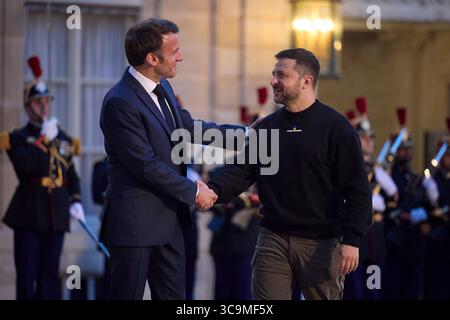 14 mai 2023, Paris, France : dimanche, la France a promis une aide militaire supplémentaire pour l'Ukraine, y compris des chars légers, des véhicules blindés, une formation pour les soldats et d'autres formes d'assistance alors que les Ukrainiens se préparent pour une contre-offensive contre les forces russes, suite à des pourparlers surprise à Paris entre les présidents ukrainien et français. Président de l'Ukraine à la France. Le président français EMMANUEL MACRON, 45 ans, rencontre VOLODYMYR ZELENSKY, 45 ans, président de l’Ukraine, pendant 3 heures dimanche. (Crédit image : © Président de l'Ukraine via ZUMA Press Wire) Banque D'Images
