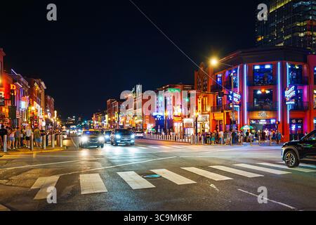 Vue nocturne de Broadway Street illuminée, une attraction touristique majeure connue pour sa vie nocturne et sa musique country live dans le centre-ville de Nashville Tennessee. Banque D'Images