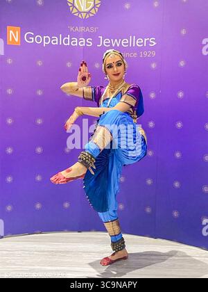 1er juillet 2023, Chennai, Tamil Nadu, Inde : SRISHRUTHI SUNDARRAJAN, une danseuse passionnée de Bharatanatyam qui vit à Dubaï, apprend cette forme d’art depuis l’âge de 5 ans et se produira à la prestigieuse Dubai Expo 2020 au pavillon de l’Inde. Le bharatanatyam est une forme de danse classique indienne originaire du Tamil Nadu - l'une des huit formes de danse classique indienne reconnues par le Sangeet Natak Akademi. (Crédit image : © Seshadri Sukumar/ZUMA Press Wire) Banque D'Images