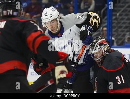 3 novembre 2022, Tampa, FLORIDE, États-Unis : le Lightning Center de Tampa Bay Brayden point (21) affronte le gardien des Carolina Hurricanes Frederik Andersen (31) à l'Amalie Arena le 3 novembre 2022, à Tampa, Floride. (Crédit image : © Dirk Shadd/Tampa Bay Times via ZUMA Press Wire) Banque D'Images