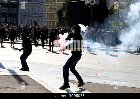 8 mars 2023, Athènes, Grèce : les manifestants affrontent la police anti-émeute lors d'une grève nationale de 24 heures suite à un accident de train mortel qui a coûté la vie à au moins 57 personnes (crédit image : © Aristidis Vafeiadakis/ZUMA Press Wire) Banque D'Images