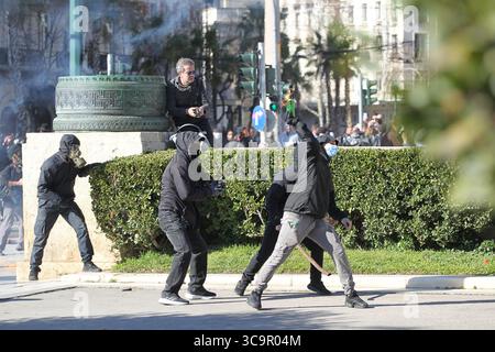 8 mars 2023, Athènes, Grèce : les manifestants affrontent la police anti-émeute lors d'une grève nationale de 24 heures suite à un accident de train mortel qui a coûté la vie à au moins 57 personnes (crédit image : © Aristidis Vafeiadakis/ZUMA Press Wire) Banque D'Images