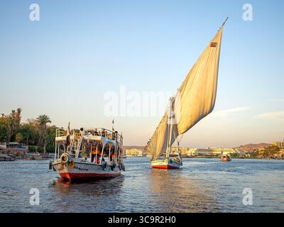 Felucca et bateau à moteur sur le Nil à Assouan Banque D'Images