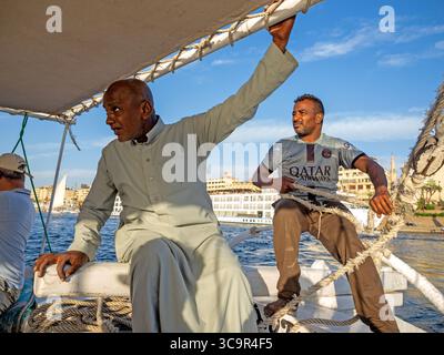 Skipper et membre d'équipage sur une felcucque à Assouan Banque D'Images