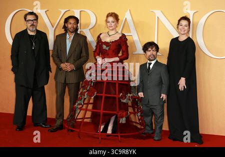 7 décembre 2021, Londres, Royaume-Uni : Joe Wright, Kelvin Harrison Jr, Hayley Bennett, Peter Dinklage et Erica Schmidt assistent à la première britannique de ''CYRANO'' à l'Odeon luxe Leicester Square à Londres. (Crédit image : © Fred Duval/SOPA images via ZUMA Press Wire) Banque D'Images