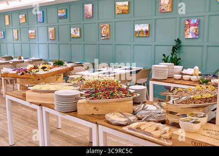 Un buffet dynamique de délices culinaires fraîchement préparés avec salades colorées, hors-d'œuvre et plats gastronomiques dans un élégant espace de restauration Banque D'Images