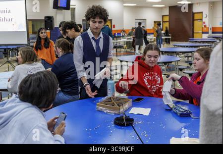 17 avril 2023 : Abdullah Abouhaiba, 15 ans, passe des dates lors d'un dîner iftar Ramadan fast-a-thon au lycée Oswego, 5 avril 2023, à Oswego. Pendant la journée, des étudiants musulmans du lycée Oswego ont invité des étudiants non musulmans à rejoindre leur jeûne pour la journée et à participer à un iftar, la pause du repas rapide. (Crédit image : © Armando L. Sanchez/Chicago Tribune via ZUMA Press Wire) Banque D'Images