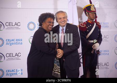 24 janvier 2023, Buenos Aires, Buenos Aires, Argentine : le sommet de la CELAC - la Communauté des États d'Amérique latine et des Caraïbes - à l'hôtel Sheraton de Buenos Aires. Le président argentin Alberto Fernández reçoit au premier ministre de la Barbade, Mia Mottley (crédit image : © Paula Acunzo/ZUMA Press Wire) Banque D'Images