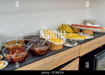 Une sélection magnifiquement arrangée de desserts délicieusement sucrés et de fruits frais parfaits pour toute célébration ou rassemblement Banque D'Images