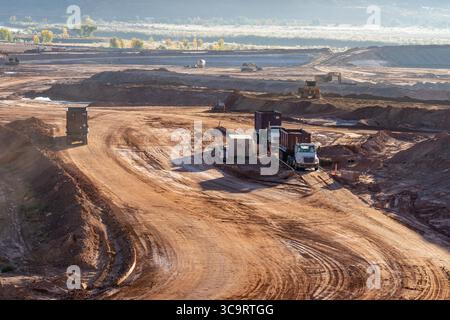 31 octobre 2022, Moab, Utah, États-Unis : les résidus d'urnanium contaminés sont retirés au projet de résidus de l'UMTRA à Moab, Utah. Les résidus d'uranium étant encore radioactifs, les conteneurs sont transportés par chemin de fer avant de quitter le site. (Crédit image : © Jon G. Fuller / Vwpics/VW pics via ZUMA Press Wire) Banque D'Images