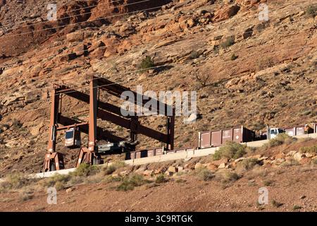 31 octobre 2022, Moab, Utah, États-Unis : un manutentionnaire de conteneurs pour le chargement de conteneurs de déchets scellés dans le projet de taillage de l'usine radioactive UMTRA, Moab, Utah. Le manipulateur de conteneurs roulants enlève des camions des conteneurs scellés de résidus radioactifs de minerai d'uranioum et les charge sur des wagons pour les transférer au site de dépôt lorsque le train revient avec des conteneurs vides, le manipulateur de conteneurs les enlève des wagons et les place sur les camions. Le manipulateur de fret roule le long des voies lorsqu'il charge et décharge les wagons. (Crédit image : © Jon G. Fuller / Vwpics/VW pics vi Banque D'Images