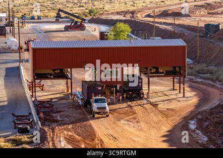 31 octobre 2022, Moab, Utah, États-Unis : L'équipement de manutention de conteneurs place et enlève les bouchons de conteneurs sur le projet de résidus d'uranium de l'UMTRA à Moab, Utah. Comme les résidus d'uranium sont encore radioactifs, les conteneurs sont bouchés avant le transport ferroviaire avant de quitter le site. Ce manipulateur de conteneurs place un bouchon sur les conteneurs pleins sortant et les retire de ceux vides revenant pour être remplis. (Crédit image : © Jon G. Fuller / Vwpics/VW pics via ZUMA Press Wire) Banque D'Images