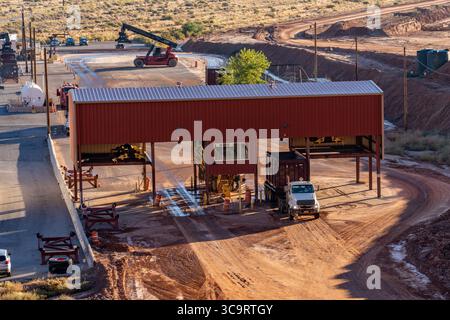 Le 31 octobre 2022, Moab, Utah, États-Unis : un camion porte-conteneurs vide s'arrête après avoir retiré son bouchon de conteneur au projet de résidus de l'UMTRA à Moab, Utah. Comme les résidus d'uranium sont encore radioactifs, les conteneurs sont bouchés avant le transport ferroviaire. Ce manipulateur de conteneurs place un bouchon sur les conteneurs pleins sortant et les retire de ceux vides revenant pour être remplis. (Crédit image : © Jon G. Fuller / Vwpics/VW pics via ZUMA Press Wire) Banque D'Images