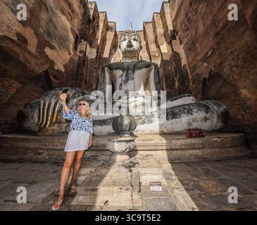 Parc historique de Sukhothai, Thaïlande. 06 août 2025. Couvre les ruines de Sukhothai littéralement « aube du bonheur », capitale du Royaume de Sukhothai aux 13ème et 14ème siècles, dans le centre nord de la Thaïlande une des images de Bouddha est le célèbre bronze de huit mètres (25 pieds) de haut Phra Sri Sakyamuni la principale image de Bouddha de Wat Suthat, qui était la principale image de Bouddha de Wat Mahathat, le plus grand temple de Sukhothai.Paul Quezada-Neiman / Alamy Live News : Paul Quezada Banque D'Images