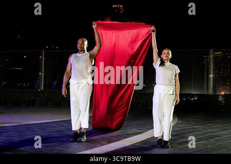 7 février 2023, Bangkok, Bangkok, Thaïlande : les artistes tiennent une bannière rouge représentant le fleuve Mississippi. ''A Tale of Two Rivers'' continue à Bangkok avec SE Robert Godec, ambassadeur des États-Unis en Thaïlande, assistant à la performance finale interactive exclusive des artistes américains du groupe de LA COMPAGNIE E contemporaine. La performance, qui honore 190 ans de relations diplomatiques américano-thaïlandaises, est une série de pièces interactives de danse, de musique et de contes reliant la majesté du Mékong et du Mississippi. (Crédit image : © Matt Hunt/ZUMA Press Wire) Banque D'Images