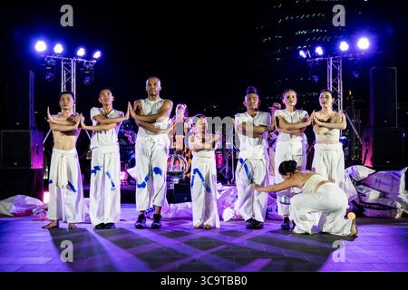 7 février 2023, Bangkok, Bangkok, Thaïlande : un danseur éclate de peinture bleue sur les costumes blancs d'artistes des États-Unis et de Thaïlande alors qu'ils se tiennent la main pour représenter la connexion du Mékong et du Mississippi. ''A Tale of Two Rivers'' continue à Bangkok avec SE Robert Godec, ambassadeur des États-Unis en Thaïlande, assistant à la performance finale interactive exclusive des artistes américains du groupe de LA COMPAGNIE E contemporaine. La performance, qui honore 190 ans de relations diplomatiques américano-thaïlandaises, est une série de pièces interactives de danse, de musique et de contes reliant la majesté du Meko Banque D'Images