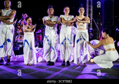 7 février 2023, Bangkok, Bangkok, Thaïlande : un danseur éclate de peinture bleue sur les costumes blancs d'artistes des États-Unis et de Thaïlande alors qu'ils se tiennent la main pour représenter la connexion du Mékong et du Mississippi. ''A Tale of Two Rivers'' continue à Bangkok avec SE Robert Godec, ambassadeur des États-Unis en Thaïlande, assistant à la performance finale interactive exclusive des artistes américains du groupe de LA COMPAGNIE E contemporaine. La performance, qui honore 190 ans de relations diplomatiques américano-thaïlandaises, est une série de pièces interactives de danse, de musique et de contes reliant la majesté du Meko Banque D'Images