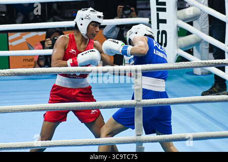16 mars 2023, New Delhi, Delhi, Inde : Nikhat Zareen de l'Inde (en rouge) et Ismayilova Anakhanim de l'Azerbaïdjan (en bleu) concourent dans la catégorie 50 kg des Championnats du monde de boxe IBA Womenâ€™ 2023 à New Delhi, en Inde, le 16 mars 2023. (Crédit image : © Kabir Jhangiani/ZUMA Press Wire) Banque D'Images