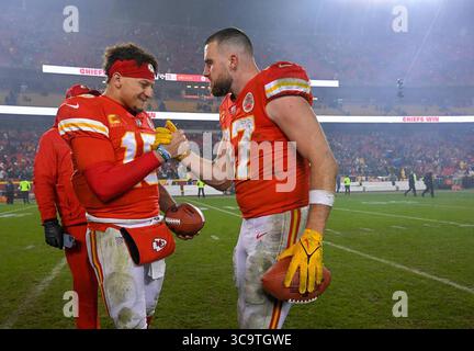 21 janvier 2023 : dans cette photo de dossier, le quarterback Patrick Mahomes (15 ans) et le Tight End Travis Kelce (87 ans) célèbrent la victoire de 27-20 contre les Jaguars de Jacksonville dans un match des éliminatoires de la division de l'AFC au GEHA Field au stade Arrowhead le samedi 21 janvier 2023 à Kansas City, Missouri. (Crédit image : © Tammy Ljungblad/Kansas City Star via ZUMA Press Wire) Banque D'Images
