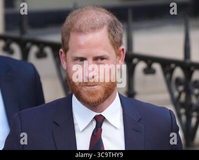 Photo du dossier datée du 09/04/25 du duc de Sussex quitte les cours royales de justice, au centre de Londres. Le Duc de Sussex et d'autres ont été critiqués par la Charity Commission pour avoir laissé une bataille « dommageable » en salle de conseil se dérouler dans « l'œil public » et nuire à la réputation d'une bonne cause co-fondée par Harry. L'organisme de réglementation de la charité a enquêté sur Sentebale après que les fondateurs Harry et Prince Seeiso se soient retirés de leurs fonctions de patrons en soutien à un groupe de fiduciaires, qui ont démissionné à la suite d'un différend avec la présidente du conseil d'administration, le Dr Sophie Chandauka. Date d'émission : mercredi 6 août 2025. Banque D'Images