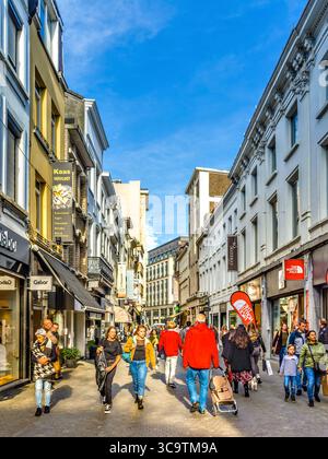 Vue le long de Wiegstraat, une rue commerçante animée dans le centre d'Anvers, Belgique. Banque D'Images