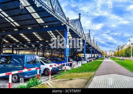 Parking couvert (ancien marché) sur la rive sud de l'Escaut, Anvers, Belgique. Banque D'Images
