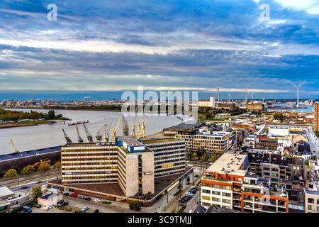 Vue nord-ouest sur l'Escaut depuis le pont supérieur public du MAS 'Museum aan de Stroom' à Anvers, Belgique. Banque D'Images