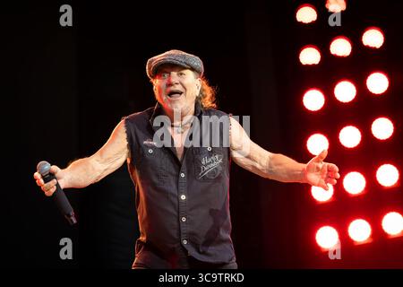 Oslo, Norvège. 05 août 2025. Le groupe de rock australien AC/DC donne un concert au Bjerke Travbane à Oslo dans le cadre du Power Up Tour. Ici, le chanteur Brian Johnson est vu en direct sur scène. Crédit : Gonzales photo/Alamy Live News Banque D'Images