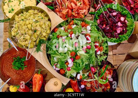 Un vif affichage de salades et de légumes fraîchement préparés présentant un tableau coloré d'ingrédients pour une expérience saine de manger Banque D'Images