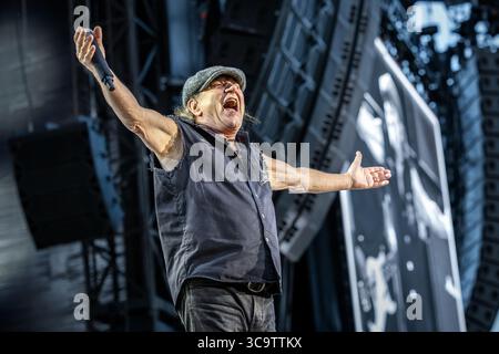 Oslo, Norvège. 05 août 2025. Le groupe de rock australien AC/DC donne un concert au Bjerke Travbane à Oslo dans le cadre du Power Up Tour. Ici, le chanteur Brian Johnson est vu en direct sur scène. Crédit : Gonzales photo/Alamy Live News Banque D'Images