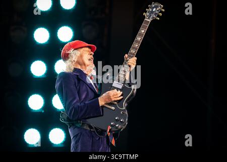 Oslo, Norvège. 05 août 2025. Le groupe de rock australien AC/DC donne un concert au Bjerke Travbane à Oslo dans le cadre du Power Up Tour. Ici, le musicien et guitariste Angus Young est vu en direct sur scène. Crédit : Gonzales photo/Alamy Live News Banque D'Images
