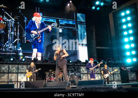 Oslo, Norvège. 05 août 2025. Le groupe de rock australien AC/DC donne un concert au Bjerke Travbane à Oslo dans le cadre du Power Up Tour. Ici, le chanteur Brian Johnson est vu en direct sur scène. Crédit : Gonzales photo/Alamy Live News Banque D'Images