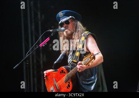 JULIAN COPE, CONCERT, 2017 : le légendaire JULIAN COPE joue sur la scène Far Out Tent. Glanusk Park, Brecon, Royaume-Uni. 20 août 2017. Troisième jour du festival de musique Green Man dans les montagnes Brecon Beacons au pays de Galles. Crédit : Rob Watkins/Alamy Live News. INFO : Julian Cope, né en 1957, est un musicien et auteur anglais. En tant que membre fondateur de The Teardrop Explodes, sa carrière solo explore le rock psychédélique. Des albums comme 'Peggy suicide' mettent en valeur son éclectique, avec l'influence de Cope qui s'étend au-delà de la musique pour entrer dans la littérature et les commentaires culturels. Banque D'Images