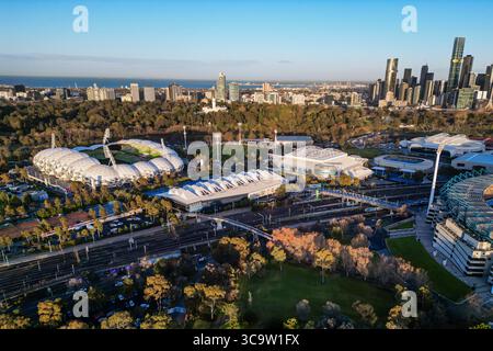 Vue aérienne du quartier sportif de Melbourne montrant AAMI Park, John Cain Arena et Melbourne Skyline Banque D'Images