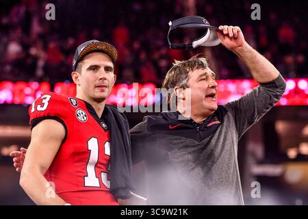 9 janvier 2023 Inglewood, CA.le quarterback des Georgia Bulldogs Stetson Bennett (13 ans) et l’entraîneur-chef des Georgia Bulldogs Kirby Smart célèbrent la victoire du match de football universitaire du Championnat national CFP entre les Horned Frogs TCU et les Georgia Bulldogs le 9 janvier 2023 à Pasadena, Californie..crédit photo obligatoire : Louis Lopez/Cal Sport Media (crédit image : © Louis Lopez/CSM via ZUMA Press Wire) Banque D'Images
