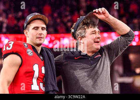 9 janvier 2023 Inglewood, CA.le quarterback des Georgia Bulldogs Stetson Bennett (13 ans) et l’entraîneur-chef des Georgia Bulldogs Kirby Smart célèbrent la victoire du match de football universitaire du Championnat national CFP entre les Horned Frogs TCU et les Georgia Bulldogs le 9 janvier 2023 à Pasadena, Californie..crédit photo obligatoire : Louis Lopez/Cal Sport Media (crédit image : © Louis Lopez/CSM via ZUMA Press Wire) Banque D'Images