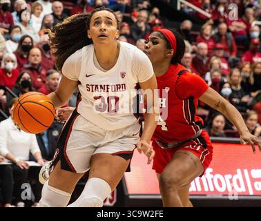 20 janvier 2023 Palo Alto CA, États-Unis la garde de Stanford Haley Jones (30) va au panier pendant le match de basket féminin de la NCAA entre les Utah Utes et le Cardinal de Stanford. Stanford Beat Utah 74-62 au Maples Pavilion Palo Alto, CA Thurman James /CSM (crédit image : © Thurman James/CSM via ZUMA Press Wire) Banque D'Images