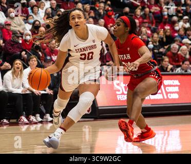 20 janvier 2023 Palo Alto CA, États-Unis la garde de Stanford Haley Jones (30) se dirige vers le panier pendant le match de basket féminin de la NCAA entre les Utah Utes et le Cardinal de Stanford. Stanford Beat Utah 74-62 au Maples Pavilion Palo Alto, CA Thurman James /CSM (crédit image : © Thurman James/CSM via ZUMA Press Wire) Banque D'Images