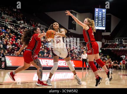 20 janvier 2023 Palo Alto CA, États-Unis la garde de Stanford Haley Jones (30) va au panier lors du match de basket féminin de la NCAA entre les Utah Utes et le Cardinal de Stanford. Stanford Beat Utah 74-62 au Maples Pavilion Palo Alto, CA Thurman James /CSM (crédit image : © Thurman James/CSM via ZUMA Press Wire) Banque D'Images