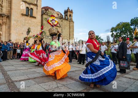 1er septembre 2018, Oaxaca de Juarez, Oaxaca, Mexique : les danseurs de Canastera avec leurs paniers de fleurs se produisent lors d'une célébration de mariage à l'église de Santo Domingo à Oaxaca, Mexique. (Crédit image : © Jon G. Fuller / Vwpics/VW pics via ZUMA Press Wire) Banque D'Images