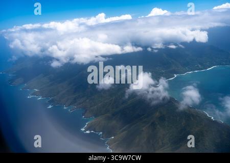 Vue aérienne époustouflante de Hiva Oa dans les îles Marquises, Polynésie française, avec des côtes accidentées, des eaux turquoises, des falaises spectaculaires, et lush Banque D'Images