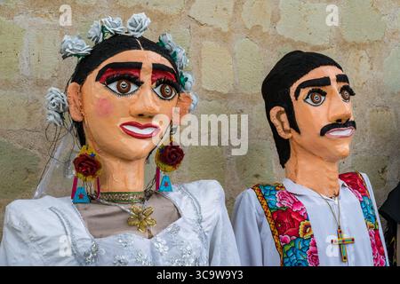 15 septembre 2018, Oaxaca de Juarez, Oaxaca, Mexique : marionnettes géantes en robe traditionnelle appelées monos de calenda avant une célébration de mariage à Oaxaca, Mexique. (Crédit image : © Jon G. Fuller / Vwpics/VW pics via ZUMA Press Wire) Banque D'Images