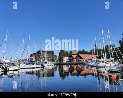 Stockholm, Suède - 9 juillet 2025 : port de plaisance de Vasahamnen sur l'île de Djurgarden avec voiliers touristiques et yachts amarrés près du musée Vasa et Viking Mu Banque D'Images