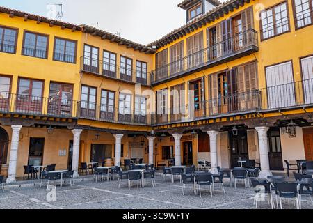 Tordesillas, Espagne – vue sur la Plaza Mayor historique avec ses arcades traditionnelles, son pavement en pierre et son charme culturel sous ciel dégagé. Banque D'Images
