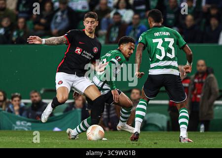 16 février 2023, Lisbonne, Portugal : Emiliano MartÃ­nez du FC Midtjylland (l) avec Marcus Edwards du Sporting CP (R) vu en action lors du match Knockout Round Play-Off Leg One - UEFA Europa League entre le Sporting CP et le FC Midtjylland à l'Estadio Jose Alvalade. (Crédit image : © David Martins/SOPA images via ZUMA Press Wire) Banque D'Images