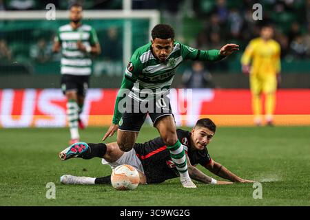 16 février 2023, Lisbonne, Portugal : Marcus Edwards du Sporting CP (l) avec Emiliano MartÃ­nez du FC Midtjylland (R) vu en action lors du match Knockout Round Play-Off Leg One - UEFA Europa League entre le Sporting CP et le FC Midtjylland à l'Estadio Jose Alvalade. (Crédit image : © David Martins/SOPA images via ZUMA Press Wire) Banque D'Images