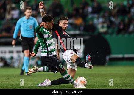 16 février 2023, Lisbonne, Portugal : Marcus Edwards du Sporting CP (l) avec Emiliano MartÃ­nez du FC Midtjylland (R) vu en action lors du match Knockout Round Play-Off Leg One - UEFA Europa League entre le Sporting CP et le FC Midtjylland à l'Estadio Jose Alvalade. (Crédit image : © David Martins/SOPA images via ZUMA Press Wire) Banque D'Images