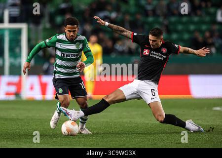 16 février 2023, Lisbonne, Portugal : Marcus Edwards du Sporting CP (l) avec Emiliano MartÃ­nez du FC Midtjylland (R) vu en action lors du match Knockout Round Play-Off Leg One - UEFA Europa League entre le Sporting CP et le FC Midtjylland à l'Estadio Jose Alvalade. (Crédit image : © David Martins/SOPA images via ZUMA Press Wire) Banque D'Images